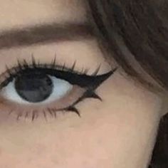 gotch eye, eyeliner, emo, bad makijaż Alt Eye Makeup Simple, Vampire Look Aesthetic, Doll Eyeliner Alt, Square Face Eyeliner, Eyeliner Inspo Alt, Emo Eyeliner Tutorial, Emo Makeup For School, Makeup Looks Emo