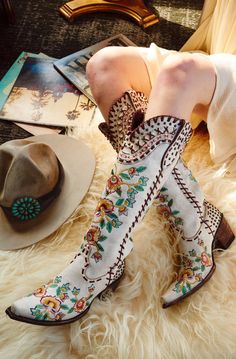 DDL026-1 DOUBLE D RANCH ALMOST FAMOUS CRACKLED WHITE EMBROIDERED FLORAL TALL 17" BOOTS Mode Country, Cowgirl Boots Wedding, Classic Black Boots, Country Shoes, Double D Ranch, Wedding Boots