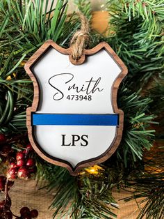 an ornament hanging from a christmas tree with the name smith, on it