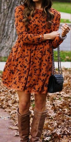 American-Made-Fall-Looks-and-Outfits Elbise Fall Print Dress, Riding Boot Outfits, Otk Boots, Outfit Chic, Orange Print, Fashion Mode, Mode Inspiration, Fall Outfits Women