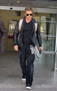 The style of David Beckham Black Outfit Men, Man Ray, Cooler Look, Sharp Dressed Man, Outfit Trends, All Black Outfit, Well Dressed Men, David Beckham, Trend Fashion