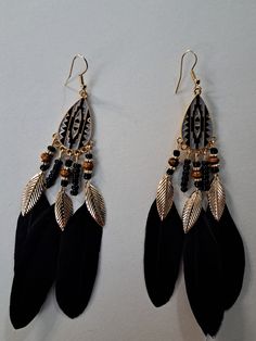 Beautiful earings made with feathers and beads, each with its own color! Jewelry Earrings Dangle, Feathers, Dangle Drop Earrings, Dangle Earrings, Jewelry Earrings, Ships, Drop Earrings, Beads, Pink