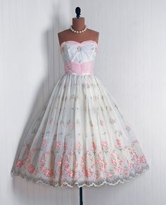 Sweet Vintage Chiffon Pink Roses Party Dress #retro #vintage #feminine #classic #beauty #fashion #dress Fashion 1950s, 1950s Dress, Moda Vintage, 50s Fashion