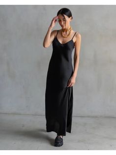 Meet your new best friend, the Lenny zip slip dress. This versatile piece has got your back in every situation. Whether you're dressing up for a special event or keeping it casual while running errands, this dress is the epitome of effortless style. The possibilities are endless with its endless versatility.But that's not all - the Lenny dress features a 65cm slit with a hidden zipper on the seam. This clever design allows you to decide when to show off a little skin, giving you full control ove Flare Jeans Shoes, Skin Model, Maxi Jumpsuit, Satin Slip, Satin Slip Dress, Shoes With Jeans, Knit Tees, Knitted Tshirt, Sweater Blouse