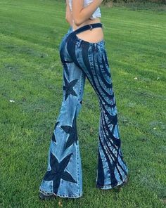 Details: Flared pants with asymetrical waist cut-outBottom Length: LongMaterials:95% Polyester + 5% Spandex Slim Fit Casual Pants, Printed Flare Pants, Casual Pants Style, Denim Patterns, Ropa Diy, Flare Leg Pants, Denim Flares, Star Print, Look Cool