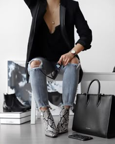 Print Boots Outfit, Animal Print Boots, Snake Print Boots, Booties Outfit, Mode Tips, Animal Print Outfits, Outfit Jeans, Pinterest Fashion, Fashion Mode