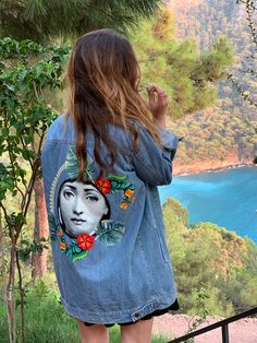 Here is a boho style denim jacket, just for you. It has a woman figure in the middle  and floral ornaments all around. It's all sewn in patchwork style at the back of the jacket. The cut of the coat makes you feel so comfortable because it's oversized. You can always give it as a handmade gift for your friends. It's one of a kind and a custom design coat. Looks Casual.  The jacket can be worn from the size XS (34), to XL (44) and the length is 78 cm.  The closure is buttoned-up.  The composition Bohemian Long Sleeve Denim Jacket For Spring, Bohemian Long Sleeve Denim Jacket, Bohemian Summer Denim Jacket With Pockets, Bohemian Summer Festival Denim Jacket, Patchwork Jeans Outfit, Patchwork Jean Jacket, Jeans Coat Jackets, Jacket Patchwork, Jean Outfit