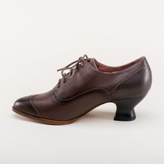 Londoner Edwardian Oxfords perfectly capture the practical yet elegant woman of the early 20th century while also stylishly outfitting the modern 21st-century gal. PRE-ORDER. Estimated Delivery Date - January 2023. Pre-order shoes are not yet in stock and will begin shipping after they arrive, along with anything else in your order. If you wish to order an in-stock item and want to receive it sooner, please place two separate orders. See our pre-order schedules page for more information on deliv Cottage Core Dark Academia, Cottage Core Dark, Brown Oxfords, January 2023, Top Selling, Womens Oxfords, Cottage Core, Dark Academia, Early 20th Century