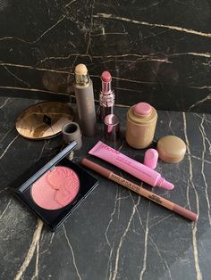 Aesthetic Flatlay, Makeup Flatlay, Fancy Cosmetics, Morning Makeup, Smink Inspiration, Makeup Items, Love Makeup, Hailey Bieber