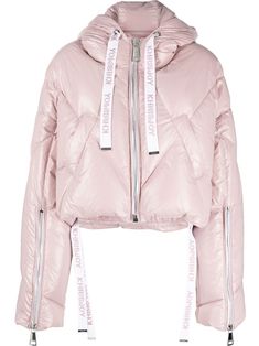 blush pink duck feather padded design diamond quilting logo-print drawstring classic hood front zip fastening long sleeves cuff zips cropped Pink Duck, Pink Puffer Jacket, Cropped Puffer Jacket, Quilted Puffer Jacket, Duck Feather, Printed Drawstring, Baddie Outfits Casual, Green Jacket, Crop Jacket