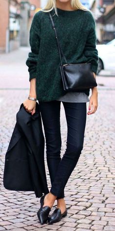 Oversized chunky knit jumper | loafers | winter fashion outfits Minimalista Sikk, Svarta Outfits, Pinterest Pretty, Wife Style, Mode Retro, Mode Tips, Walking Down The Street, Pretty Fashion, Stil Boho