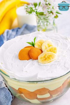 there is a dessert with bananas and cream in the bowl