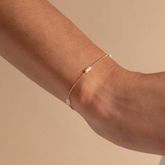 Forever timeless, this feminine and versatile pearl bracelet is an elegant addition. Featuring tiny freshwater seed pearls paired with a fine minimal chain. Wedding gift, dinner with friends, or a day at the beach the 'Tessa' will always be a go to favourite accessory that will instantly add that little touch of luxe to any outfit.  Specifications: 14k gold filled Freshwater seed pearls - 2mm 15-18cm adjustable  * Good to know: All Ella Palm jewellery is carefully handcrafted from the finest pre Handmade Pearl Jewelry, Pearl Jewelry Design, Wrist Bracelet, Bracelet Minimalist, Bracelet Wedding, Jewelry Elegant, Bracelet Dainty, Dainty Bracelet, Dinner With Friends