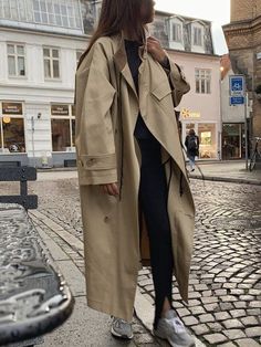 Naomi Anwer, Trent Coat, Trenchcoat Outfit, Rainy Day Fashion, Look Adidas, Trench Coat Outfit, Skandinavian Fashion, Looks Street Style, Coat Outfits