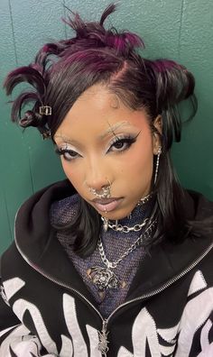 Aliyahcore Makeup, Alt Black Woman Hair, Emo Punk Hair, Y2k Black Women Hairstyles, Poc Goth Pfp, Goth Hairstyles Black Women, Afro Punk Makeup, Short Hair Styles Alt, Black Alternative Hairstyles