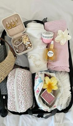 Packing Bags Aesthetic, Travel Aesthetic Packing, Travel Carry On Essentials, Jam Aesthetic, Luggage Aesthetic, Suitcase Essentials