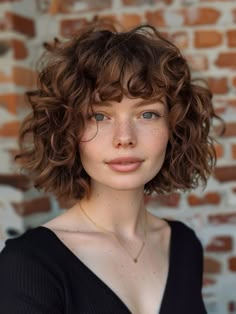 Adding a fringe to a curly bob can create a playful and youthful look. This hairstyle is perfect for women who want to frame their face and highlight their eyes. It’s particularly flattering for those with oval or heart-shaped faces and can be worn to a variety of events, from casual outings to more formal occasions. Curly Bob With Highlights, Curly Bob 2024, French Curly Bob, Natural Curly Bob, Curly French Bob, Short Curly Bob Hairstyles, Beige Hair