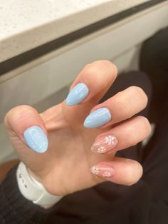 Christmas Nails With Blue And White, Pale Blue Nails With Snowflakes, Snow Flake Design Nail, Holiday Nails With Snowflake, Heart Nails Blue And White, Winter Nails Snowflake Blue, Baby Blue New Years Nails, Light Blue Nails Snowflakes, Icy Blue Snowflake Nails