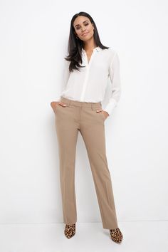 Have you ever thought “I should have worn something else… I’m so uncomfortable right now” during a job meeting? These days are over. These business casual pants are made of a very stretchable fabric and feature functional pockets so you can wear them 24/7 and always feel good. Once you try them on, you will never want to go back to boring and stiff work pants. Zipper closure with hidden hook and bar closure Dryer-friendly Liberty fabric Real front pockets that need to be gently pulled apart befo Beige Slacks Outfit Women, Kacki Pants Outfit, Hospital Work Outfit, Classroom Outfits, Hospital Dress, Rain Costume, Pant Outfits For Women, Summer Workout Outfits, Business Casual Pants