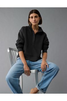 Fleece/Button-up Henley neckline/Long sleeves Casual Collared Sweatshirt With Relaxed Fit, Long Sleeve Sweatshirt With Buttons For Winter, Collared Sweatshirt For Loungewear In Relaxed Fit, Winter Sweatshirt With Buttons, Casual Buttoned Sweatshirt For Fall, Casual Sweatshirt With Buttons For Fall, Winter Long Sleeve Sweatshirt With Buttons, Fall Loungewear Tops With Button Cuffs, Casual Button Closure Sweatshirt For Fall