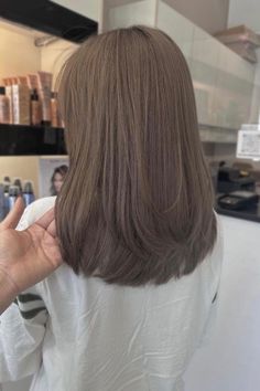 "Discover the Secret: Hidden Hair Colors That Surprise" Warm Tone Hair Color Ideas, Brown Cool Tone Hair, Warm Tone Hair Color, Cool Toned Brown Hair, Minimal Hairstyle, Mushroom Brown Hair Color, Brown Hair Tones, Mushroom Brown Hair