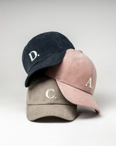 Cool Cap Design, Hat Pictures Instagram, Baseball Cap For Streetwear, Baseball Hat Photoshoot Ideas, Cap Flatlay, Caps Aesthetic, Hat Pictures, Aesthetic Hat