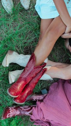 red cowboy boots, cowgirl boots, pic inspo, country, summer, grass, outdoors, photography Red Cowgirl Boots Outfit, Cowgirl Boots Aesthetic, Cowboy Boots Aesthetic, Red Boots Outfit, Red Cowboy Boots Outfit, Cowboy Boot Outfits, Cowgirl Boots Outfit, Red Cowboy Boots