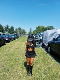 Beach Outfit Festival, Suenos Festival Outfits 2024, Tortuga Outfit Music Festivals, Lib Festival Outfits, 2025 Festival Outfits, Sueños Festival Outfit Ideas, Converse Festival Outfit, Country Outfit With Skirt, Cool Girl Rave Outfits