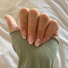 Nail Ideas Bio Gel, Almond Short Gel X Nails, Small Flower Nails Design, Cute Summer Flower Nails, Minimalist Floral Nails, Summer Nails Flowers Simple, Nail Inspo Daisy, Senior Picture Nails Ideas White, Rounded Nail Designs