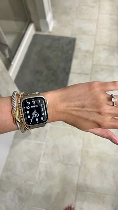 Watch And Bracelet Stack, Iphone Photo Tricks, Apple Watch Women, Apple Watch Aesthetic, Watch Bands Women, Custom Watch Faces, Look Work, Apple Watch Bands Women