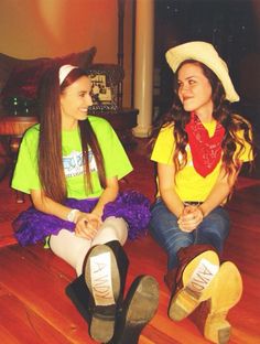 30 Clever Best Friend Halloween Costumes To Wear To Your Next Halloween Party Bestie Costumes, Friend Halloween Costumes, Two Person Halloween Costumes, Best Friend Halloween, Halloween Costumes Pictures, Best Friend Costumes, Cute Group Halloween Costumes, Friend Costumes, Bff Halloween Costumes