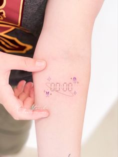 Projeto criado pela tatuadora Mary Storck (@marytattooer) de São Paulo. Tatuagem bts army tattoo Bts Army Tattoo Ideas, Bts Tatoos Idea, Bts Tattoo Minimalist, Bts Army Tattoo, Bts 00:00 Tattoo, 00 00 Tattoo, Bangtan Tattoo Ideas