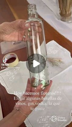 a person is holding a bottle with water in it and the caption reads, how macheos floreros?