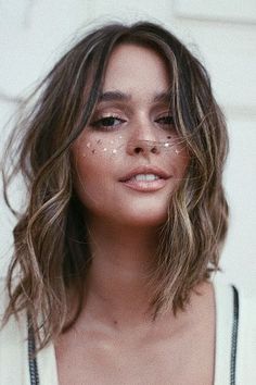 Coachella Makeup, Festival Make Up, Festival Makeup Glitter, Hair Color Crazy, Rave Makeup, Balayage Brunette, Festival Makeup, Cute Hairstyles For Short Hair