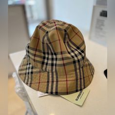 Unisex Size M Burberry Bucket Hat Designer Brown Hats For Spring, Designer Brown Hat For Spring, Designer Wide Brim Beige Hats, Designer Beige Adjustable Hat, Designer Beige Wide Brim Hat, Designer Adjustable Beige Hat, Designer Adjustable Bucket Hat With Curved Brim, Designer Beige Brimmed Hat, Designer Beige Flat Brim Hat