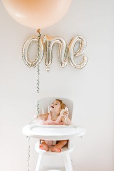 1st Birthday Party Picture Ideas, Small 1 Year Birthday Party, Simple Cute First Birthday, Balloons First Birthday, 1th Birthday Girl, First Birthday Party Photography, Neutral First Birthday, 1 Year Party, 1st Birthday Simple