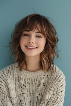 Elevate your bob haircut with strategies for fine hair, incorporating bangs to achieve a look of increased volume and style. Medium Length Hairstyles With Bangs, Hair Styling Ideas, Hair Styles Long Hair, Hairstyle 2024, Women Haircuts, Mom Hair, Medium Length Hairstyles, Short Hairdos, Hair With Bangs