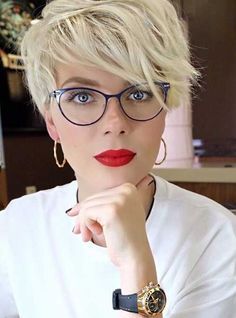 Longer Pixie Haircuts Longer Pixie Haircut, Cute Short Haircuts, Long Pixie, Penteado Cabelo Curto, Short Pixie Haircuts, Short Hair Styles Pixie, Red Lipstick, Pixie Hairstyles