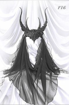 lace headdress with horns & veil <3 Headdress Diy, Moda Steampunk, Fantasias Halloween, Gothic Steampunk, Costume Makeup