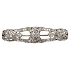 This antique brooch is a real masterpiece, studded with numerous old European cut diamonds that emphasize its unique character and elegance. Made of 18-carat gold and platinum, it delights with its classic, geometric form typical of the Art Deco style of the 1920s and 1930s. Set with 6 main old brilliant-cut diamonds weighing approx. 0.65ct and 56 rose-cut diamonds weighing 0.50ct. Product weight: 7.5 g. Width: 13 mm. Length: 4.9 cm. Very good condition, appropriate to the age of the product. Art Deco Diamond Brooch, Art Deco Pendant Necklace, Art Deco Brooch, Art Deco Pendant, Antique Brooches, Diamond Brooch, Estilo Art Deco, Gold Brooches, European Cut Diamonds