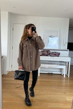 Outfit Inspo Fall Petite, Black And Tan Shacket Outfit, Scottsdale Fashion Outfits, Pretty Autumn Outfits, Cute Outfits Fall/winter, Hipster Christmas Outfit, Brown Hair Outfits Winter, Fall Outfit Shacket, Brown Flannel Outfit Women