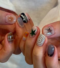 Short Nails Nail Polish Simple, Autumn Nails Ideas Short, Fall Stripe Nails, Short Nails Different Colors, Star Gel Nails Short, Short Gel Nail Art Designs, Short Nail Autumn, Natural Length Nail Designs, Colorful Winter Nails