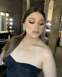 Simple Makeup For Black Dress, White Dress Hairstyle, Dama Makeup, Makeup Buchifresa, Makeup For Black Dress, Quinceanera Makeup, Golden Eye Makeup, Rhinestone Makeup, Pretty Makeup Looks