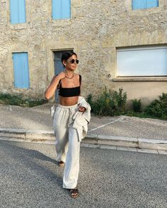 Linen Trousers Outfit, European Vacation Outfits, Holiday Outfit Inspiration, Holiday Outfits Summer, Linen Outfit, Summer Holiday Outfits, City Outfits