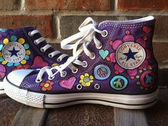 Custom hand painted peace signs, flowers and love on purple Chuck Taylor high tops shoes. I will work with you on a back ground color and if the color you would like is not available, I will paint the whole shoe just for you. Complete with the images of the 60s and 70s love Sharpie Shoes, Tennis Shoes Women, Hippie Shoes, Painted Converse, Embroidered Converse, Hippy Style, Diy Sneakers, Painted Sneakers, Mode Hippie