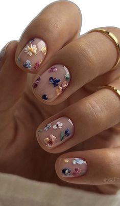 Metallic Flower Nails, Art Museum Nails, Therapist Nails, Dainty Flower Nails, Flower Manicure, Nail Boutique, Modern Nails, Casual Nails, Cute Gel Nails