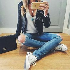 28e209b61a52482a0ae1cb9f5959c792 Converse Leather, White Converse Outfits, Converse Outfits, Converse Outfit, Leather Jacket Outfit, Biker Look, Style Casual Chic, Curvy Petite Fashion, Leather Jacket Outfits