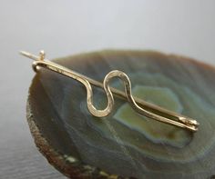 Modern infinity bronze shawl pin or cardigan clasp  Fibula Scarf Pins, Metal Art Jewelry, Silversmith Jewellery, Safety Pin Brooch, Shawl Pin, Mixed Metal Jewelry, Scarf Pin, Wire Wrapped Bracelet, Shawl Pins