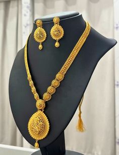 "Wear Your Story: Unique Locket Pins" Indian Jewellery Design Traditional, Rani Necklace Gold Indian, Rani Haar Gold Design, Gold Haar Designs Indian, Bridal Sets Indian Wedding Jewelry Gold, Modern Gold Jewelry Indian, Rani Haar Gold Indian Bridal, Gold Necklace Designs Indian, Gold Haar Design