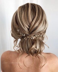 Cute and elegant bun hairstyle ideas | Trendy hairstyle ideas High Bun Wedding Hairstyles, High Bun Wedding, Afro Hairstyles Women, Gold Wedding Hair Piece, Formal Hairstyle, Hair Ornaments Wedding, Bun Wedding, Short Afro Hairstyles, Hair Accessories Gold